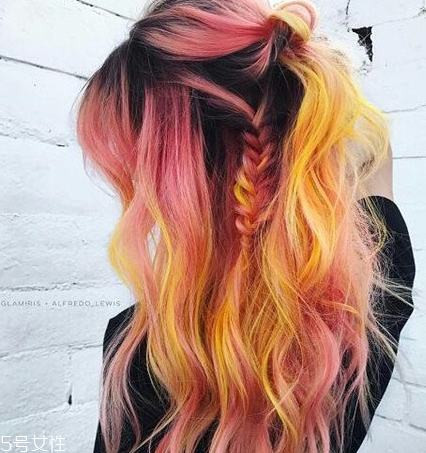 橙色頭發(fā)顯黑嗎 橙色發(fā)色圖片大全 橙色頭發(fā)顯黑嗎 橙色發(fā)色圖片大全