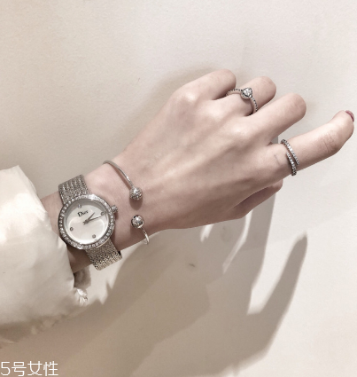 戒指戴中指是什么意思？戒指戴中指代表什么含義