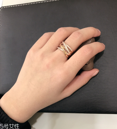 戒指戴小指是什么意思？戒指戴小指代表什么含義