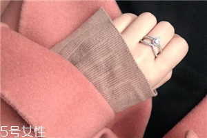 戒指戴小指是什么意思？戒指戴小指代表什么含義