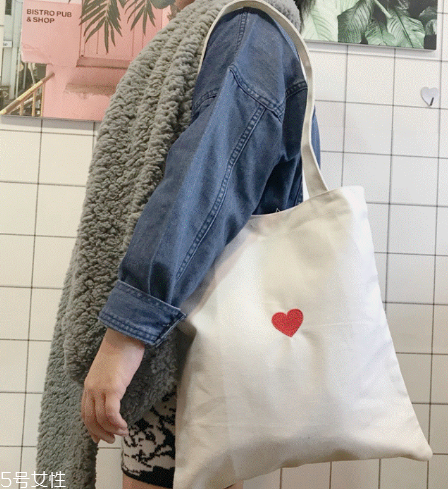 女生背什么包更甜美？適合甜美型女生的包包