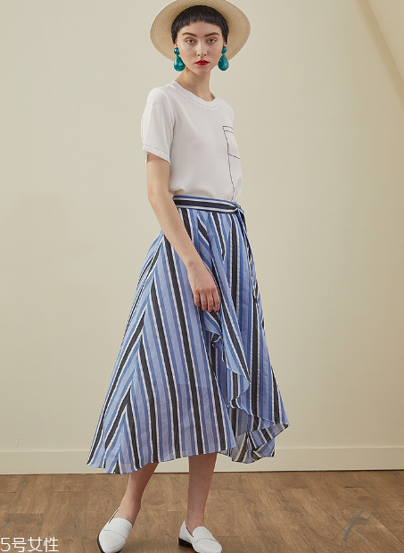 不規(guī)則半身裙怎么搭配？不規(guī)則半身裙搭配圖片