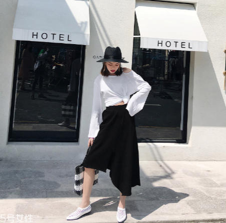 不規(guī)則半身裙怎么搭配？不規(guī)則半身裙搭配圖片