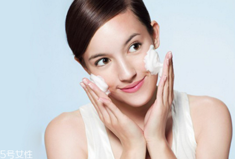 洗面奶一般洗多久 季節(jié)不同洗洗面奶次數(shù)不同 洗面奶一般洗多久 季節(jié)不同洗洗面奶次數(shù)不同