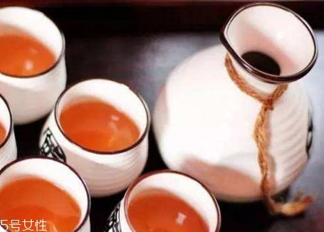 高粱酒和玉米酒的區(qū)別 高粱酒和玉米酒哪個好喝