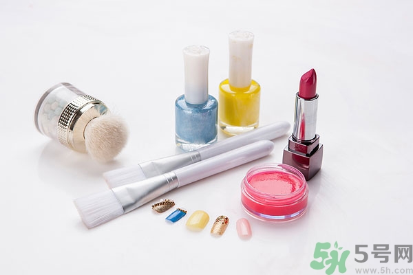 口紅放冰箱冷藏還是冷凍？夏天口紅冷藏還是冷凍？