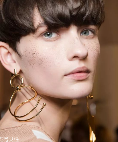 耳環(huán)取不下來怎么辦？耳環(huán)取不下來解決方法