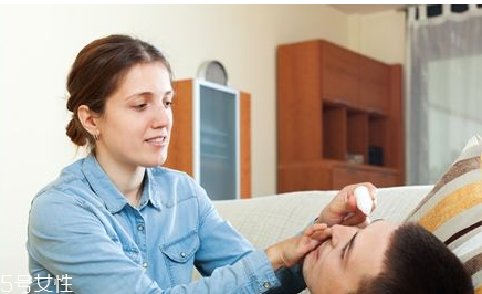 眼藥水有消炎作用嗎？眼藥水能消炎嗎？