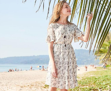 夏天穿什么樣的百褶裙好看？夏天適合穿什么百褶裙