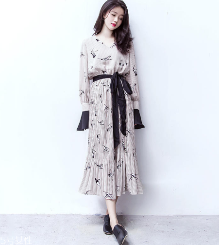 夏天穿什么樣的百褶裙好看？夏天適合穿什么百褶裙