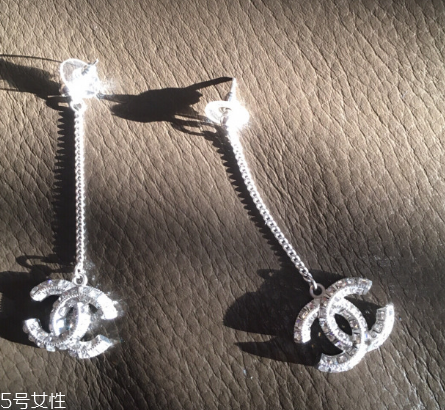 耳環(huán)戴不進(jìn)去怎么辦？耳環(huán)戴不進(jìn)去解決方法