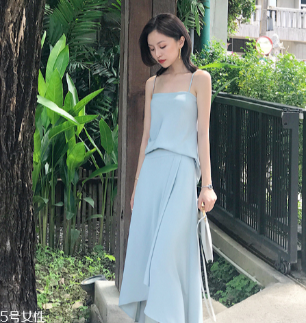 夏天穿什么顏色衣服顯白？夏天最顯白的衣服顏色