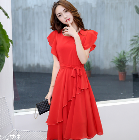 夏天穿什么顏色衣服顯白？夏天最顯白的衣服顏色