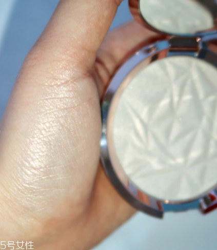 becca高光vanilla quartz和moonstone的對(duì)比試色