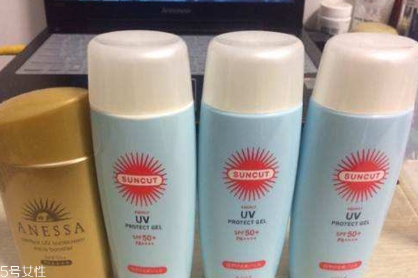 高絲suncut藍瓶防曬霜是物理防曬嗎？會不會搓泥