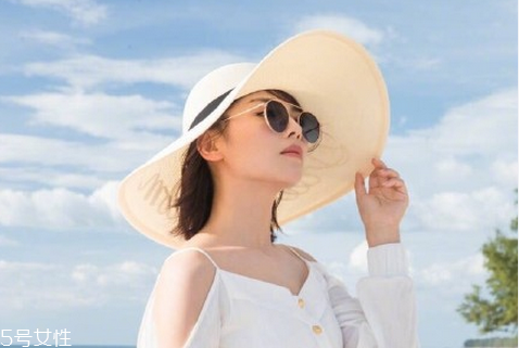 夏天開車戴什么太陽鏡好 太陽鏡選什么顏色鏡片 夏天開車戴什么太陽鏡好 太陽鏡選什么顏色鏡片