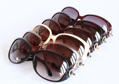 夏天開車戴什么太陽鏡好 太陽鏡選什么顏色鏡片 夏天開車戴什么太陽鏡好 太陽鏡選什么顏色鏡片