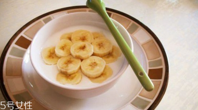 香蕉牛奶面膜能美白嗎 香蕉牛奶面膜怎么做 香蕉牛奶面膜能美白嗎 香蕉牛奶面膜怎么做