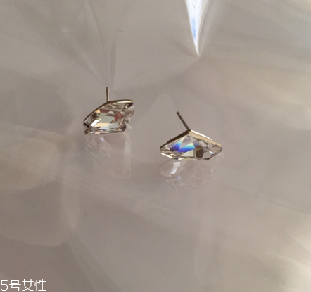 耳釘可以用鹽水消毒嗎？耳釘用鹽水消毒有用嗎