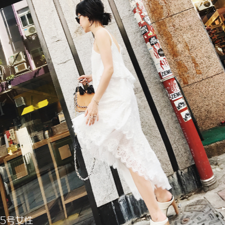 小白裙怎么搭配？小白裙搭配技巧