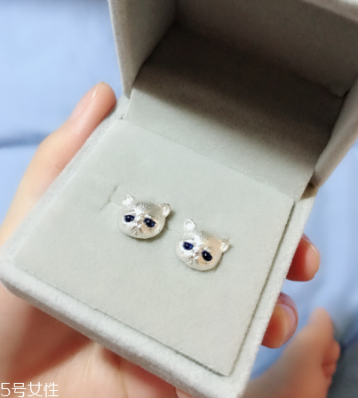 耳釘是金的好還是銀的好？耳釘買金的還是銀的？