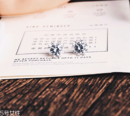 耳釘對耳唇有什么危害？耳釘對耳朵有哪些害處？