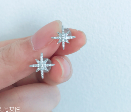 耳釘有血跡怎么清洗？耳釘上的血跡用什么洗？