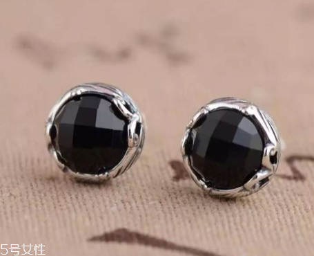 耳釘一定要打耳洞嗎？耳釘要有耳洞嗎？