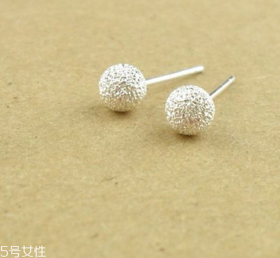 耳釘一定要打耳洞嗎？耳釘要有耳洞嗎？