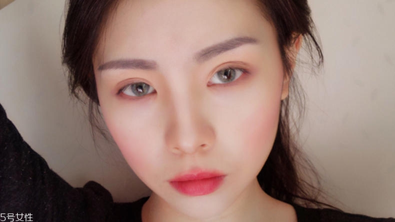 曬傷復(fù)古妝怎么簡(jiǎn)單畫 自然妝演繹別樣風(fēng)情