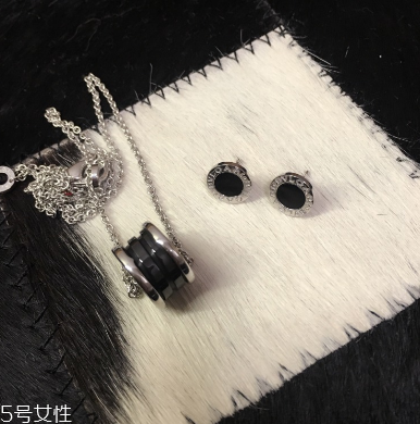 耳釘上有綠東西是什么？耳釘變綠了怎么清洗？