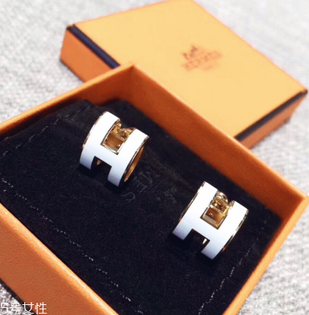 耳釘后面是圓的怎么帶？耳釘后面是圓的佩戴方法