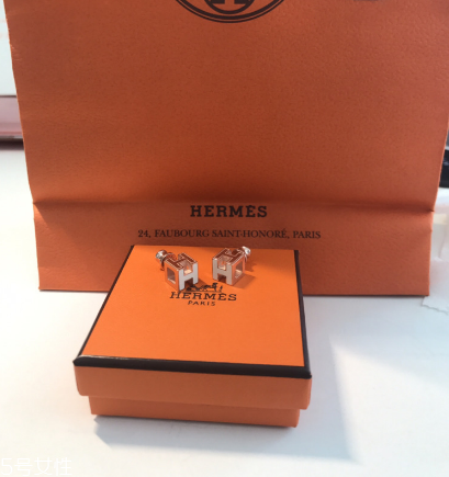 耳釘后面是圓的怎么帶？耳釘后面是圓的佩戴方法