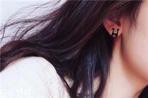 耳釘后面是圓的怎么帶？耳釘后面是圓的佩戴方法
