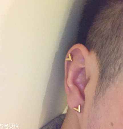 耳釘穿不過去怎么辦？耳釘卡在中間怎么處理？