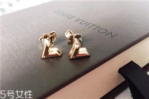 耳釘穿不過去怎么辦？耳釘卡在中間怎么處理？