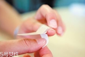 創(chuàng)可貼可以貼痘痘嗎？創(chuàng)可貼貼痘痘好嗎？