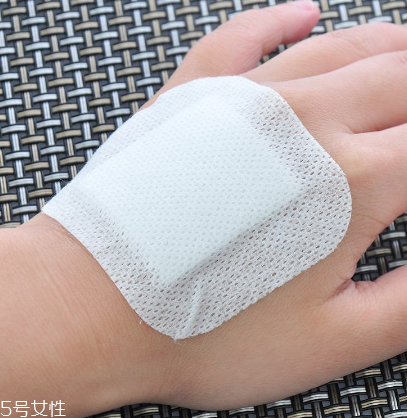 創(chuàng)可貼可以貼一晚上嗎？睡覺貼創(chuàng)可貼好嗎？