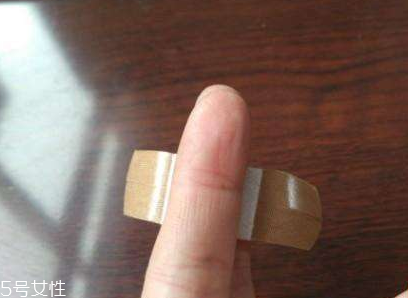 創(chuàng)可貼可以消腫嗎？創(chuàng)可貼有消腫功效嗎？