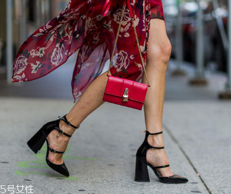 復(fù)古風(fēng)衣服配什么鞋子？復(fù)古風(fēng)搭配什么鞋子好看？