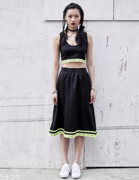 今年夏天流行什么露臍裝？今夏最火的露臍裝搭配