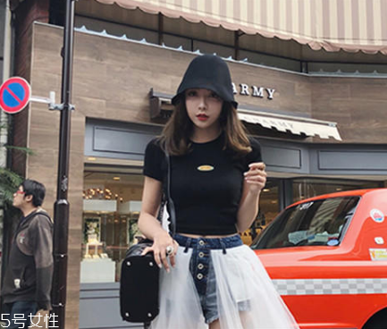 今年夏天流行什么露臍裝？今夏最火的露臍裝搭配