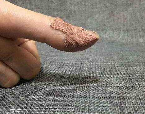 創(chuàng)可貼上面有藥嗎？創(chuàng)可貼含有藥品成分嗎？