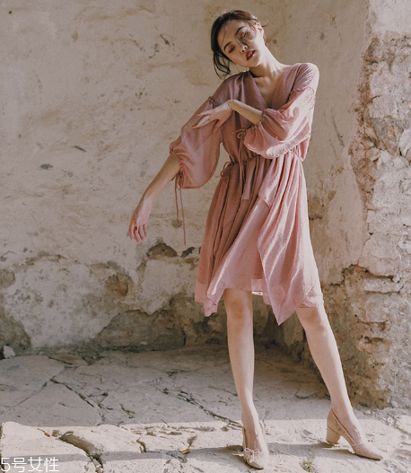 女人穿什么顏色顯氣質(zhì)？什么顏色衣服最顯氣質(zhì)？