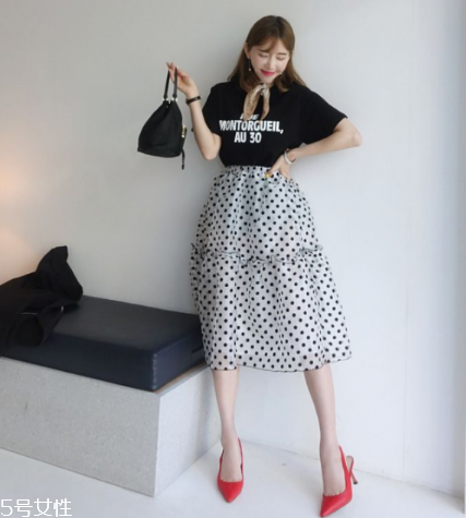 夏天穿黑色衣服容易曬黑嗎？夏天穿黑色會(huì)曬黑嗎？