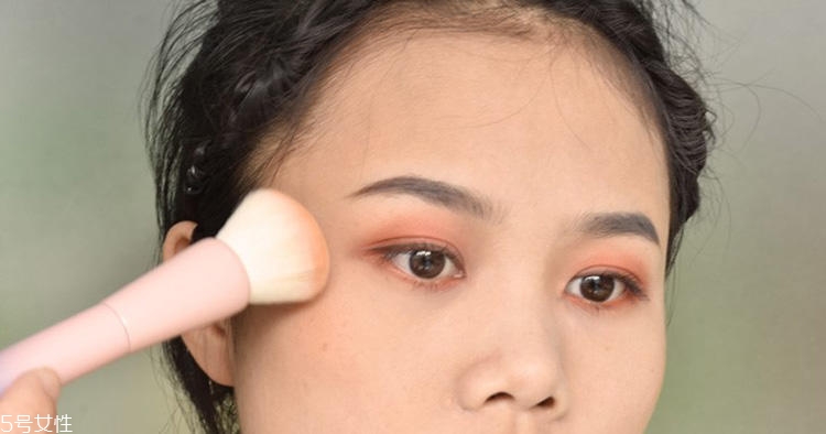 夏季約會(huì)甜美妝教程 甜美妝容化妝步驟帶圖 夏季約會(huì)甜美妝教程 甜美妝容化妝步驟帶圖