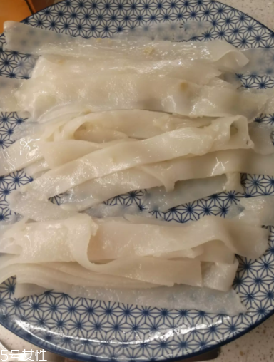 自制涼皮的簡(jiǎn)單做法 超詳細(xì)自制涼皮方法 自制涼皮的簡(jiǎn)單做法 超詳細(xì)自制涼皮方法