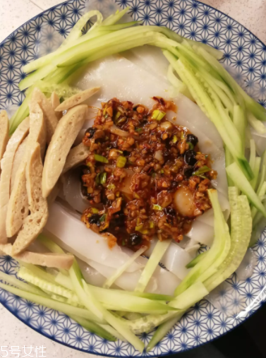 自制涼皮的簡(jiǎn)單做法 超詳細(xì)自制涼皮方法 自制涼皮的簡(jiǎn)單做法 超詳細(xì)自制涼皮方法