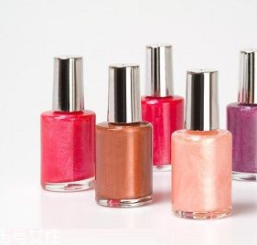 涂彩色指甲油要涂底油嗎？指甲油能用卸妝油卸嗎？