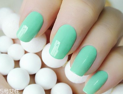 涂彩色指甲油要涂底油嗎？指甲油能用卸妝油卸嗎？